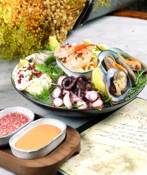 Seafood Platter:集合了法國芬迪奇生蠔、新西蘭青口、產自歐洲的大蝦、小魷魚及生八爪魚片,還有以阿拉斯加皇帝蟹腳製成的蟹肉沙律,鮮甜美味。 Seafood Platter:集合了法國芬迪奇生蠔、新西蘭青口、產自歐洲的大蝦、小魷魚及生八爪魚片,還有以阿拉斯加皇帝蟹腳製成的蟹肉沙律,鮮甜美味。