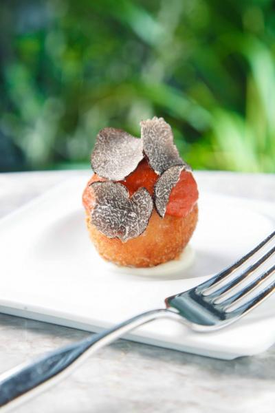 Truffle bombas:先以薯蓉包裹新鮮豬肉餡料,油炸後再配以蒜蓉蛋黃醬,以及混合了辣椒粉、蕃茄、蒜頭、洋蔥的Brava醬汁,最後加上幾片新鮮黑松露,為這道簡單小食添上一點貴氣。 Truffle bombas:先以薯蓉包裹新鮮豬肉餡料,油炸後再配以蒜蓉蛋黃醬,以及混合了辣椒粉、蕃茄、蒜頭、洋蔥的Brava醬汁,最後加上幾片新鮮黑松露,為這道簡單小食添上一點貴氣。