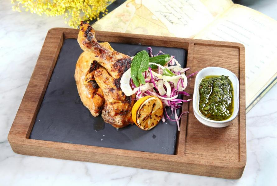 Cornfed Chicken:大廚選用來自法國的全雞,以橄欖油及百里香將其慢煮3小時後再烤,雞肉 肉質鮮嫩,並帶點炭燒的味道。 Cornfed Chicken:大廚選用來自法國的全雞,以橄欖油及百里香將其慢煮3小時後再烤,雞肉 肉質鮮嫩,並帶點炭燒的味道。