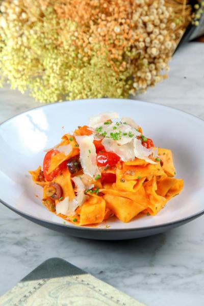 Puttanesca Pappardelle:闊條扁麵搭配新鮮番茄、橄欖、小酸豆、鳳尾魚、橄欖油及帕馬臣芝士,成就了這道經典的意大利美食,扁麵充滿蛋香,與甜中帶點微酸的番茄醬汁配合得恰到好處。 Puttanesca Pappardelle:闊條扁麵搭配新鮮番茄、橄欖、小酸豆、鳳尾魚、橄欖油及帕馬臣芝士,成就了這道經典的意大利美食,扁麵充滿蛋香,與甜中帶點微酸的番茄醬汁配合得恰到好處。