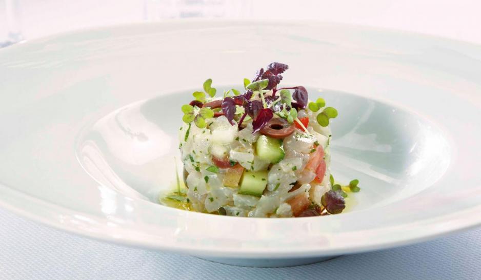 Greek Ceviche:糅合了鱸魚刺身、青瓜、番茄、洋蔥、胡椒、橄欖、野生香草,鱸魚入口鮮爽且富彈性,清新開胃。 Greek Ceviche:糅合了鱸魚刺身、青瓜、番茄、洋蔥、胡椒、橄欖、野生香草,鱸魚入口鮮爽且富彈性,清新開胃。