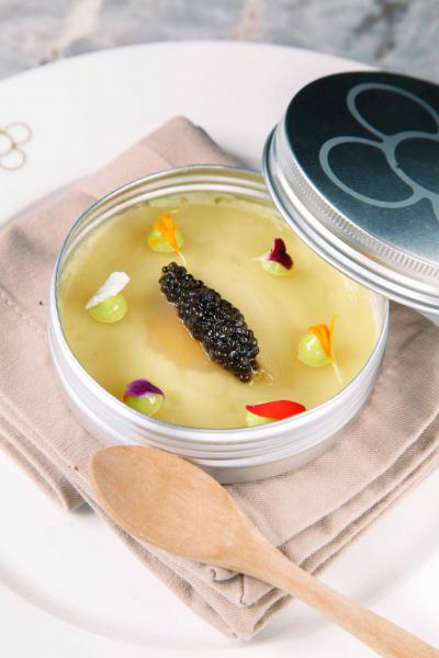 Caviar tin:大廚將味道濃郁的薯仔泡沫放在魚子醬小罐中,然後加入慢煮鵪鶉蛋及松露油,最後再放上黑毛豬火腿脂及西伯利亞鱘魚魚子醬,就成為了一道簡單而精緻的菜式。 Caviar tin:大廚將味道濃郁的薯仔泡沫放在魚子醬小罐中,然後加入慢煮鵪鶉蛋及松露油,最後再放上黑毛豬火腿脂及西伯利亞鱘魚魚子醬,就成為了一道簡單而精緻的菜式。