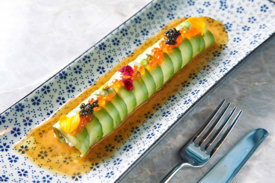 Avocado & lobster rol:牛油果薄片包裹著新鮮彈牙的波士頓龍蝦,再伴以三文魚子、三文魚魚子醬、檸檬醋果凍,鮮味十足,讓人胃口大開! Avocado & lobster roll:牛油果薄片包裹著新鮮彈牙的波士頓龍蝦,再伴以三文魚子、三文魚魚子醬、檸檬醋果凍,鮮味十足,讓人胃口大開!