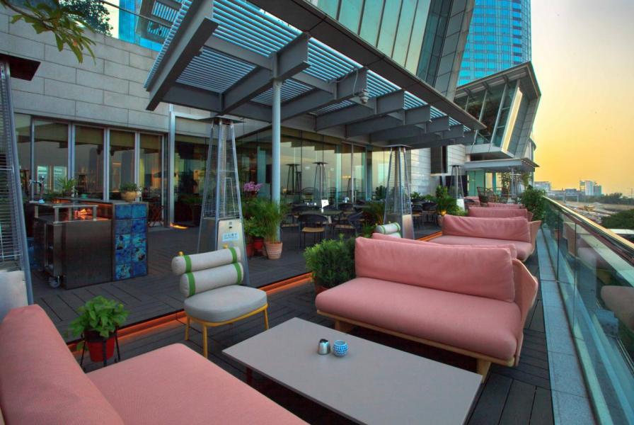室外用餐區亦設有寬敞舒適的沙發座椅,讓大家飽餐一頓後小酌一番。 室外用餐區亦設有寬敞舒適的沙發座椅,讓大家飽餐一頓後小酌一番。