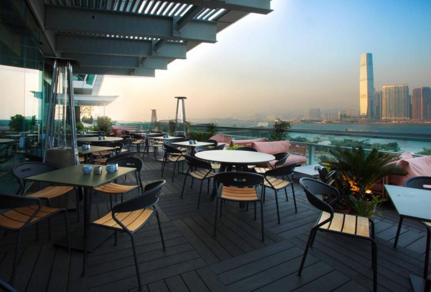室外用餐區坐擁一望無際的維港美景。 室外用餐區坐擁一望無際的維港美景。