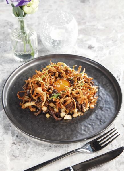 Mushroom:糅合了多種菇菌,包括杏鮑菇、黑色喇叭菇、羊肚菌,以及入口香脆的炸秀珍菇,搭配以攝氏63度油浸慢煮的蛋黃,再加上薯蓉及紅酒汁,帶來充滿層次的口感。 Mushroom:糅合了多種菇菌,包括杏鮑菇、黑色喇叭菇、羊肚菌,以及入口香脆的炸秀珍菇,搭配以攝氏63度油浸慢煮的蛋黃,再加上薯蓉及紅酒汁,帶來充滿層次的口感。