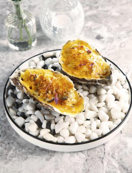 Oyster tartare:大廚選用來自法國南部的白珍珠蠔,並參考美國新奧爾良經典菜式“Oysters Rockefeller”的做法,加入鮮甜肥美的油甘魚刺身、酸中帶甜的熱情果泡沫、辛口的山葵,然後烘烤,多重味道交織在一起,亦讓白珍珠蠔的鮮味更為突出。 Oyster tartare:大廚選用來自法國南部的白珍珠蠔,並參考美國新奧爾良經典菜式“Oysters Rockefeller”的做法,加入鮮甜肥美的油甘魚刺身、酸中帶甜的熱情果泡沫、辛口的山葵,然後烘烤,多重味道交織在一起,亦讓白珍珠蠔的鮮味更為突出。
