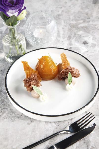 Baked Apple:選用日本王林蘋果,先將蘋果削成薄片,然後浸泡桔子糖水,讓甜度得到平衡,再將蘋果片疊成小圓塔,並釀入焦糖蘋果肉、忌廉,然後再烤焗,最後伴以榛子、朱古力奶油、朱古力蛋糕、香脆酥皮、白朱古力,味道非常豐富,而且甜而不膩。 Baked Apple:選用日本王林蘋果,先將蘋果削成薄片,然後浸泡桔子糖水,讓甜度得到平衡,再將蘋果片疊成小圓塔,並釀入焦糖蘋果肉、忌廉,然後再烤焗,最後伴以榛子、朱古力奶油、朱古力蛋糕、香脆酥皮、白朱古力,味道非常豐富,而且甜而不膩。