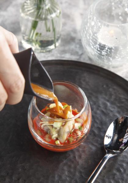 Lobster bisque :創作靈感來自四川名菜「紅油抄手」,大廚以龍蝦肉及蝦膠製成雲吞,皮薄餡鮮,再搭配香濃的龍蝦湯,鮮味十足。 Lobster bisque:創作靈感來自四川名菜「紅油抄手」,大廚以龍蝦肉及蝦膠製成雲吞,皮薄餡鮮,再搭配香濃的龍蝦湯,鮮味十足。