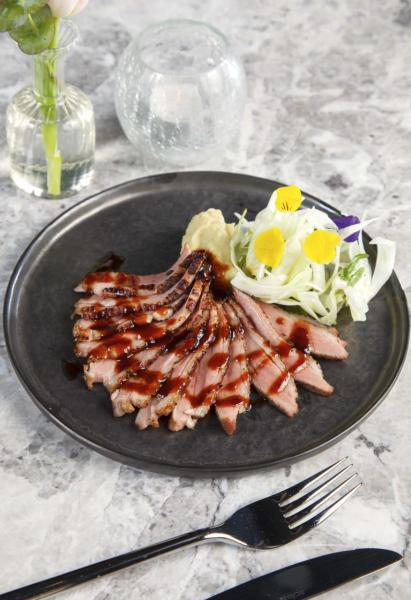 Duck:鴨胸煎得皮脆肉嫩,伴以清甜的蜜糖薰衣草醬汁,不但有助中和鴨肉的膩滯感,更同時令其肉味更香濃。 Duck:鴨胸煎得皮脆肉嫩,伴以清甜的蜜糖薰衣草醬汁,不但有助中和鴨肉的膩滯感,更同時令其肉味更香濃。