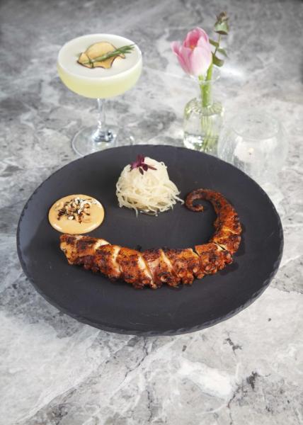 Octopus:先以泡菜醃製西班牙章魚,然後把章魚慢煮24小時至軟稔入味再香烤,並配以爽脆的紅米、清爽的大根沙律,以及泡菜蛋黃醬,營造出對比強烈的口感。 Octopus:先以泡菜醃製西班牙章魚,然後把章魚慢煮24小時至軟稔入味再香烤,並配以爽脆的紅米、清爽的大根沙律,以及泡菜蛋黃醬,營造出對比強烈的口感。