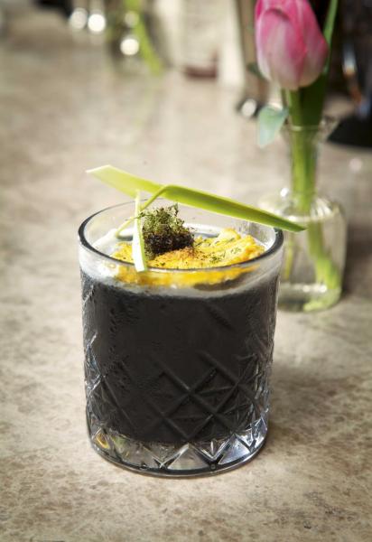 Black Mamba:糅合了苦酒、菠蘿味冧酒、斑蘭糖水,最特別是加入了食用炭,甜中帶點微酸,入口清新。 Black Mamba:糅合了苦酒、菠蘿味冧酒、斑蘭糖水,最特別是加入了食用炭,甜中帶點微酸,入口清新。