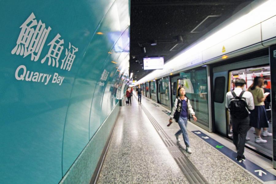項目距離鰂魚涌站僅約3分鐘步程。 項目距離鰂魚涌站僅約3分鐘步程。