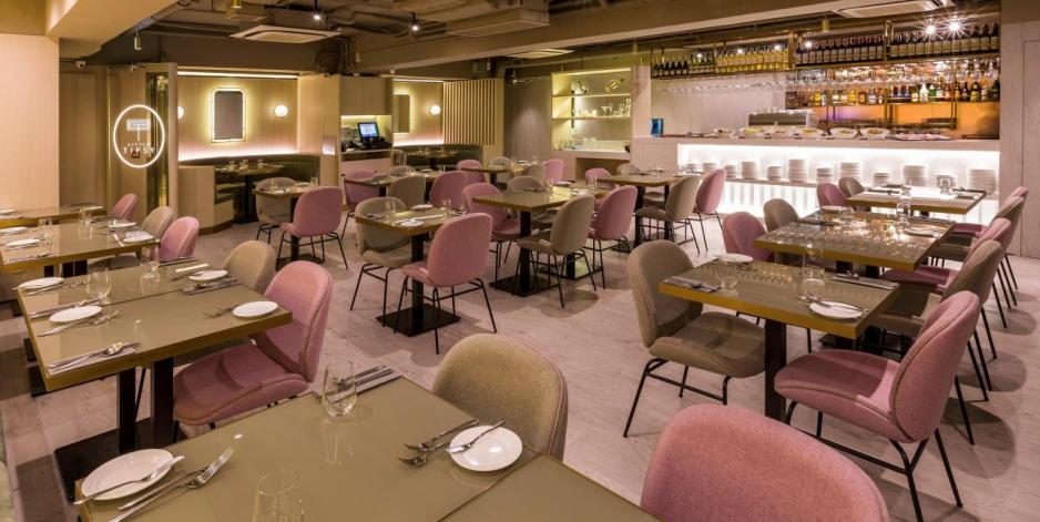 用餐區有60個座位,這裡亦設有可容納12人的私人廂房。 用餐區有60個座位,這裡亦設有可容納12人的私人廂房。