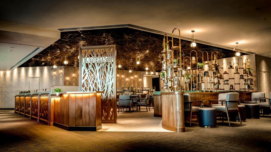 毗鄰Aulis的姊妹餐廳Roganic剛於2月中正式開幕,奉行「farm-to-table」餐飲理念,並供應由Aulis研發的菜式,但定價則較親民。 毗鄰Aulis的姊妹餐廳Roganic剛於2月中正式開幕,奉行「farm-to-table」餐飲理念,並供應由Aulis研發的菜式,但定價則較親民。