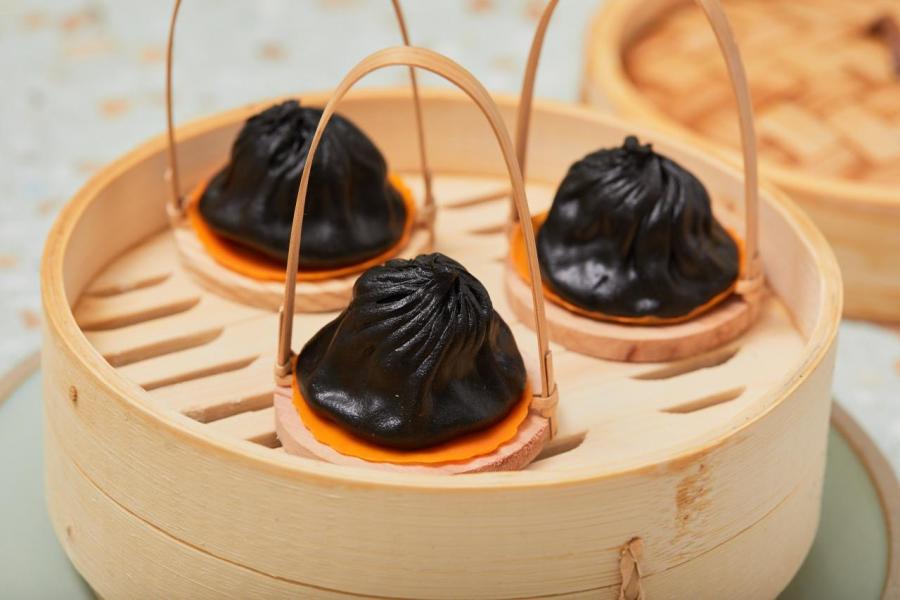 墨汁小籠包:大廚以墨汁製成質感透薄的外皮,並採用墨魚肉、蝦膠、帶子代替傳統的豬肉作餡料,入口鮮甜彈牙,再加上海鮮湯汁,鮮味十足。 墨汁小籠包:大廚以墨汁製成質感透薄的外皮,並採用墨魚肉、蝦膠、帶子代替傳統的豬肉作餡料,入口鮮甜彈牙,再加上海鮮湯汁,鮮味十足。