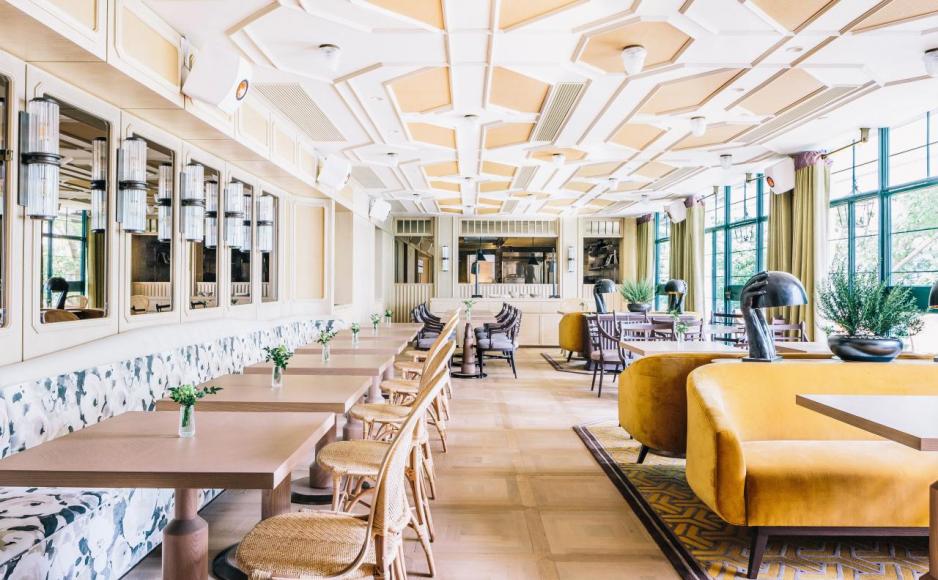 沿著鋪有綠色地毯的階梯走到上層的用餐區Dining Room,Andre採用象牙色作主調,配襯芒果黃色天鵝絨沙發、淺橄欖色天鵝絨窗簾,再加上從窗戶透入的自然光,打造出溫暖優雅的氣氛。 沿著鋪有綠色地毯的階梯走到上層的用餐區Dining Room,Andre採用象牙色作主調,配襯芒果黃色天鵝絨沙發、淺橄欖色天鵝絨窗簾,再加上從窗戶透入的自然光,打造出溫暖優雅的氣氛。