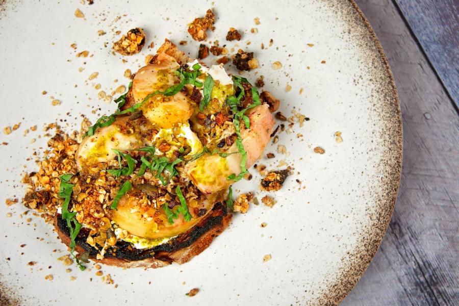 Burrata & peaches on toast:以水牛奶芝士、烤蜜桃搭配酸種麵包、蜂蜜、羅勒和穀麥脆脆,口感豐富。 Burrata & peaches on toast:以水牛奶芝士、烤蜜桃搭配酸種麵包、蜂蜜、羅勒和穀麥脆脆,口感豐富。