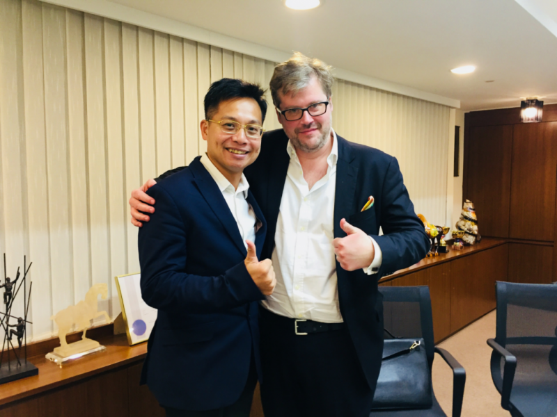 王俊文(左)與Tom Blackwell(右)合照。 王俊文(左)與Tom Blackwell(右)合照。