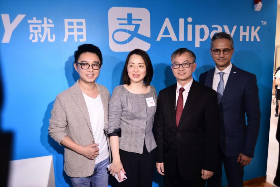 陳婉真(左二)表示現時支付寶香港用戶已達一百五十萬戶。 陳婉真(左二)表示現時支付寶香港用戶已達一百五十萬戶。