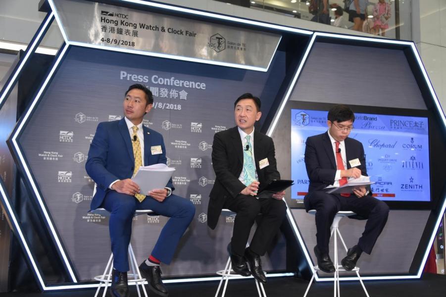 香港貿發局香港鐘表展籌備委員會聯名主席、香港表廠商會副會長陳偉 (左) 、香港貿發局副總裁周啟良(中)及香港貿發局香港鐘表展籌備委員會聯名主席、香港鐘表業總會副主席沈慧林(右),在今天的新聞發佈會上介紹展會特色及香港鐘表業的最新發展。 香港貿發局香港鐘表展籌備委員會聯名主席、香港表廠商會副會長陳偉 (左) 、香港貿發局副總裁周啟良(中)及香港貿發局香港鐘表展籌備委員會聯名主席、香港鐘表業總會副主席沈慧林(右),在今天的新聞發佈會上介紹展會特色及香港鐘表業的最新發展。