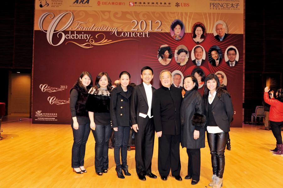 2012年間出席的一個慈善演出上與嘉賓合照。 2012年間出席的一個慈善演出上與嘉賓合照。