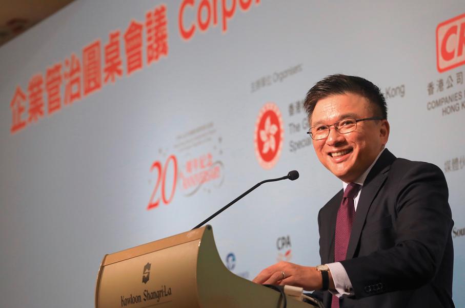 陳家強加入政府十年,協助政府成功推行多個經濟政策。 陳家強加入政府十年,協助政府成功推行多個經濟政策。