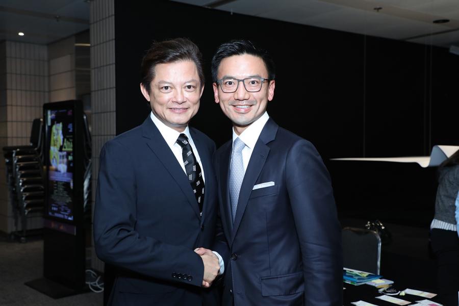 與香港歌劇院藝術總監莫華倫合照。 與香港歌劇院藝術總監莫華倫合照。