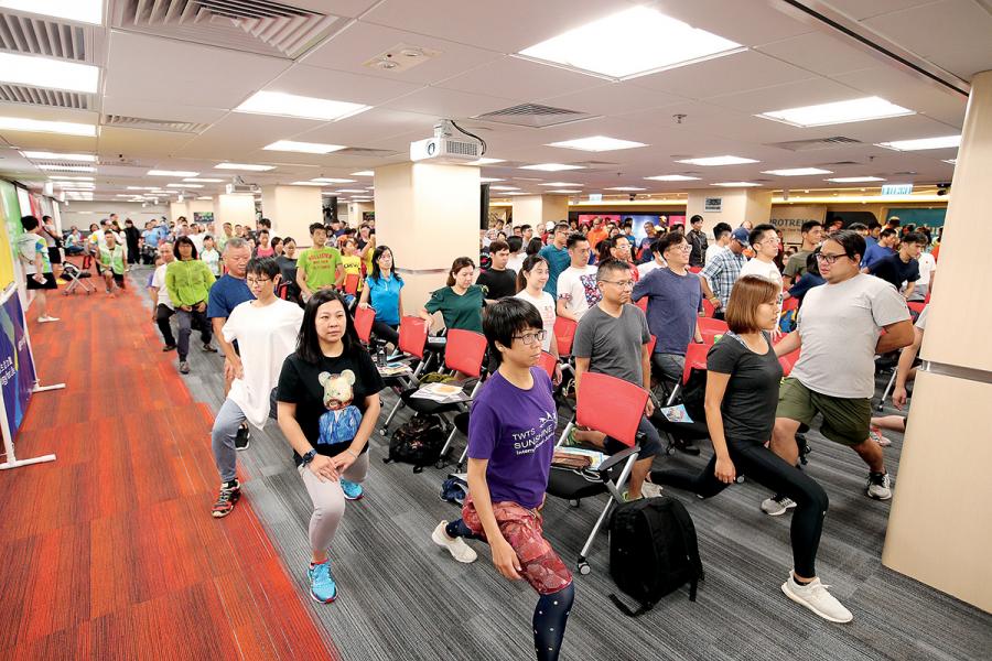 近300位參加者出席「樂施毅行者2018」簡介會,並即席示範熱身運動 近300位參加者出席「樂施毅行者2018」簡介會,並即席示範熱身運動