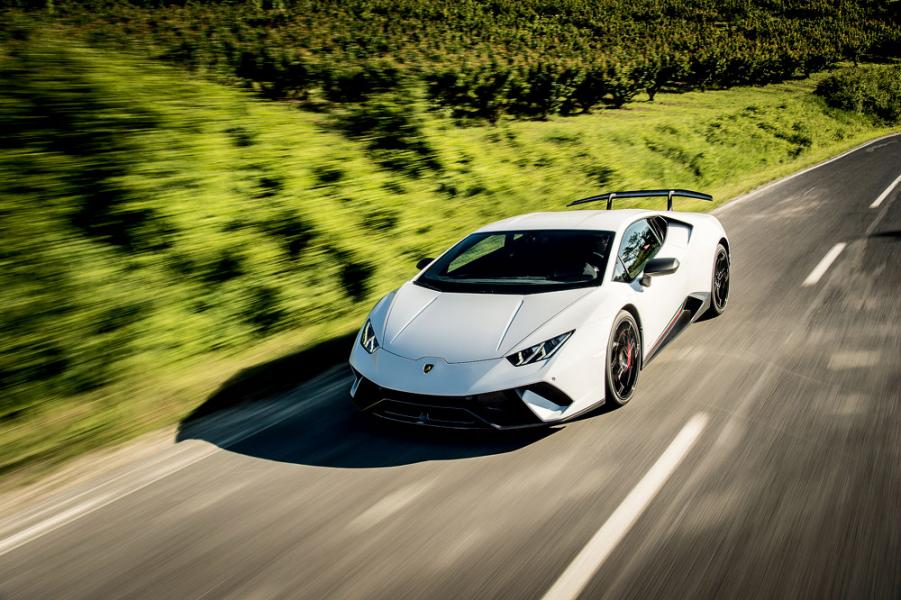 為速度而生的Huracan Performante,在公路上充份發揮「狂牛」本色。 為速度而生的Huracan Performante,在公路上充份發揮「狂牛」本色。
