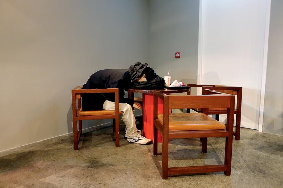 香港新生代藝術家方琛宇帶來「麥難民」的情景。 香港新生代藝術家方琛宇帶來「麥難民」的情景。
