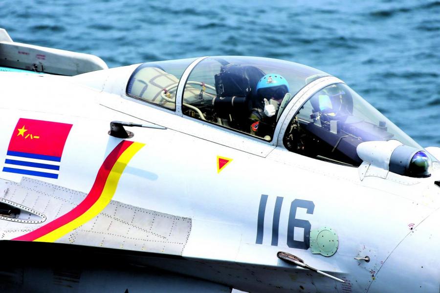 殲-15艦載戰鬥機飛行員示意準備完畢,可以起飛。 殲-15艦載戰鬥機飛行員示意準備完畢,可以起飛。