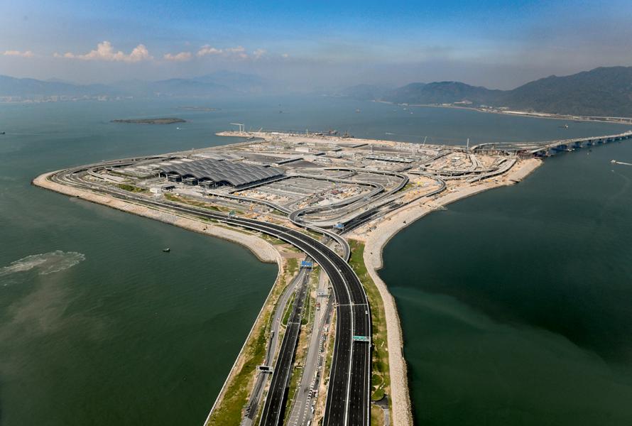 填海造地是長遠增加土地及房屋供應的方法,但需時較長。 填海造地是長遠增加土地及房屋供應的方法,但需時較長。