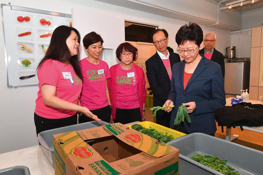 行政長官林鄭月娥 (右一)早前參觀惜食堂的廚房。 行政長官林鄭月娥 (右一)早前參觀惜食堂的廚房。