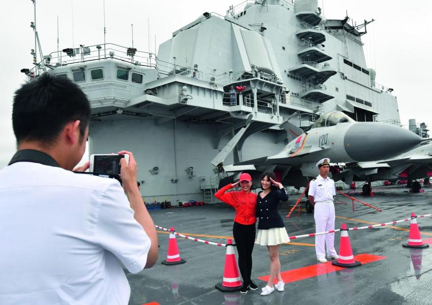 艦上官兵與參觀的市民合照,體現軍民魚水情。 艦上官兵與參觀的市民合照,體現軍民魚水情。