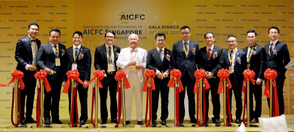 6月21日晚上,新加坡分會 (AICFC Singapore)假新加坡麗晶酒店舉行成立儀式,「期貨大王」兼量子基金創辦人羅傑斯(Jim Rogers)(左五)擔任特別嘉賓。 6月21日晚上,新加坡分會 (AICFC Singapore)假新加坡麗晶酒店舉行成立儀式,「期貨大王」兼量子基金創辦人羅傑斯(Jim Rogers)(左五)擔任特別嘉賓。