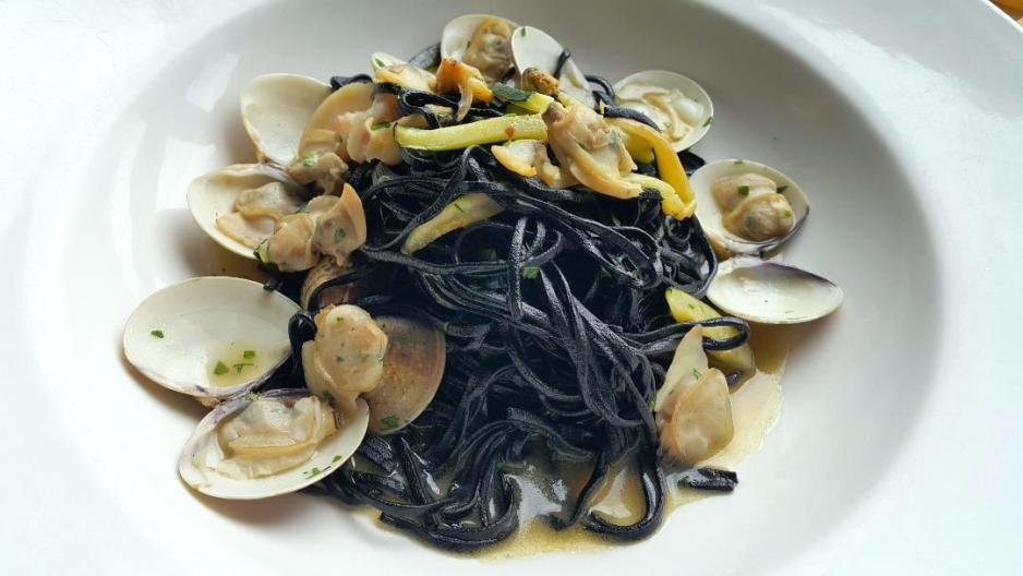 主菜:蜆肉墨汁意粉 主菜:蜆肉墨汁意粉