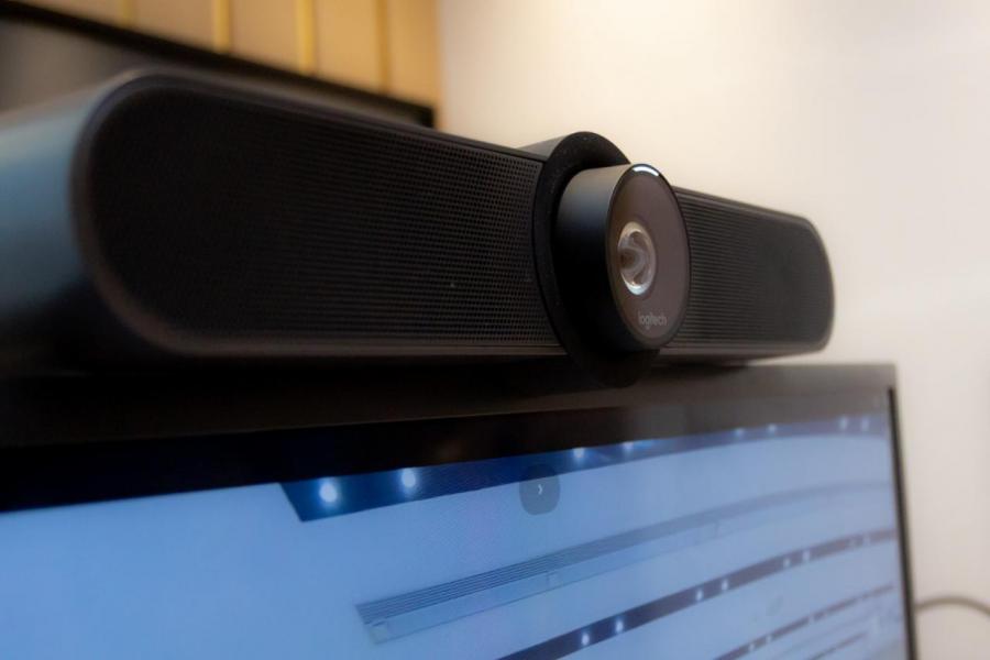Logitech MeetUp是一款一體化的會議攝影機,具有120° 視野、波束成形(BeamForming)麥克風和可自訂音色的喇叭,專為4至8人的會議室而設計。 Logitech MeetUp是一款一體化的會議攝影機,具有120° 視野、波束成形(BeamForming)麥克風和可自訂音色的喇叭,專為4至8人的會議室而設計。