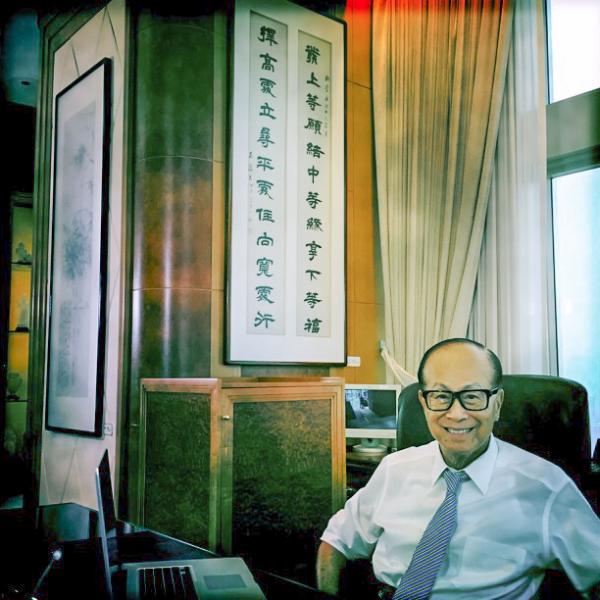 辦公室掛著的對聯內容,正是左宗棠的「發上等願,結中等緣,享下等福;擇高處立,就平處坐,向寬處行」。 辦公室掛著的對聯內容,正是左宗棠的「發上等願,結中等緣,享下等福;擇高處立,就平處坐,向寬處行」。