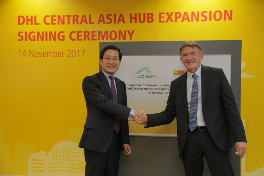 (右)DHL Express 行政總裁Ken Allen及香港機場管理局行政總裁林天福於位處香港國際機場的中亞區樞紐中心進行合作協議的簽署儀式 (右)DHL Express 行政總裁Ken Allen及香港機場管理局行政總裁林天福於位處香港國際機場的中亞區樞紐中心進行合作協議的簽署儀式