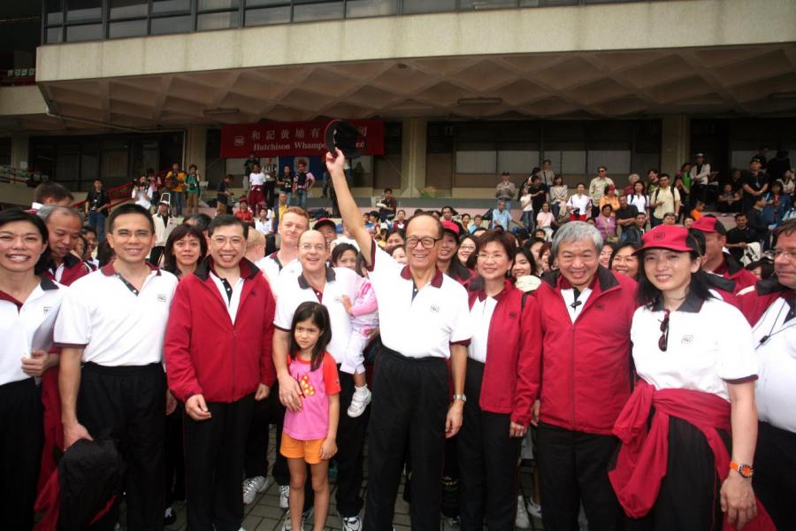 2006年,李嘉誠與集團一眾高層出席和黃運動同樂日。 2006年,李嘉誠與集團一眾高層出席和黃運動同樂日。