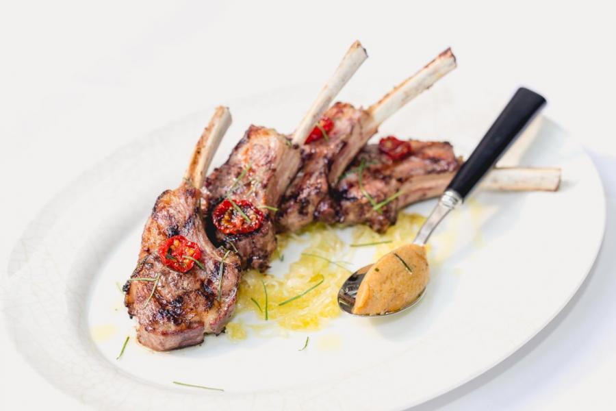 Rack of Lamb with Spiced Couscous:大廚以卡拉瑪塔橄欖醬醃製新鮮羊肉,然後香烤,並配上小豆蔻、紅甜椒、蜜糖、雪利醋作調味,羊肉入口鮮嫩,而且十分惹味。 Rack of Lamb with Spiced Couscous:大廚以卡拉瑪塔橄欖醬醃製新鮮羊肉,然後香烤,並配上小豆蔻、紅甜椒、蜜糖、雪利醋作調味,羊肉入口鮮嫩,而且十分惹味。