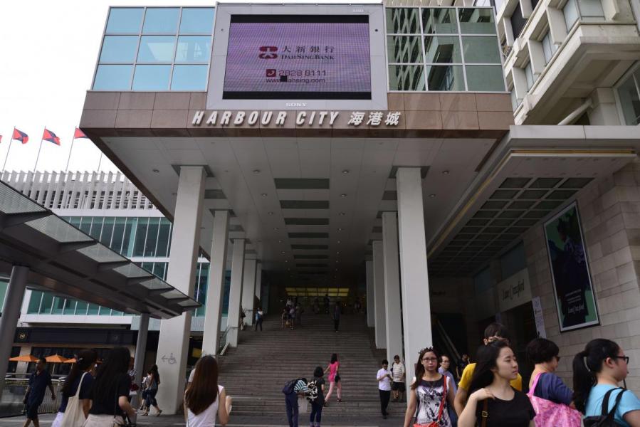 尖沙咀廣東道是內地旅客購物熱點。 尖沙咀廣東道是內地旅客購物熱點。