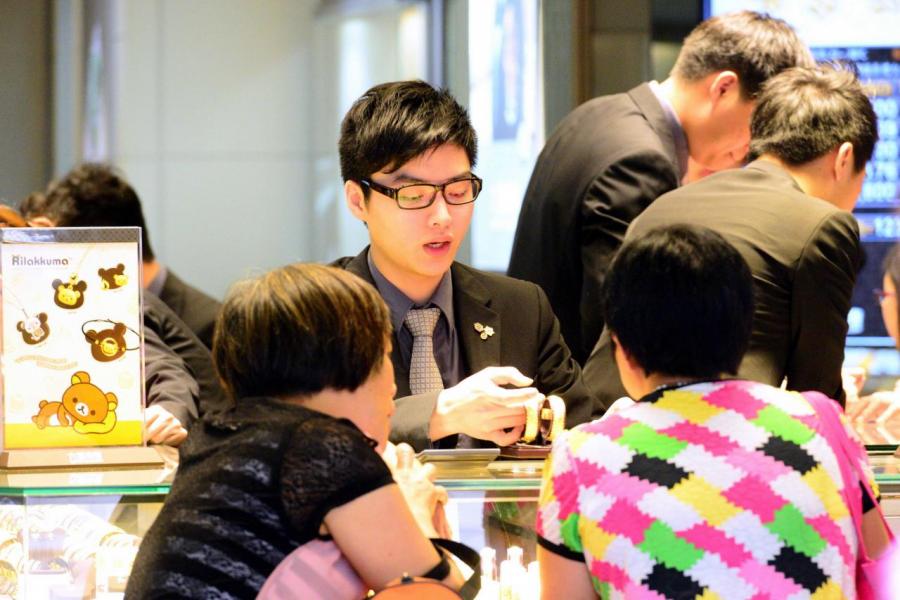 內地旅客是推動本港零售業的重要元素。 內地旅客是推動本港零售業的重要元素。