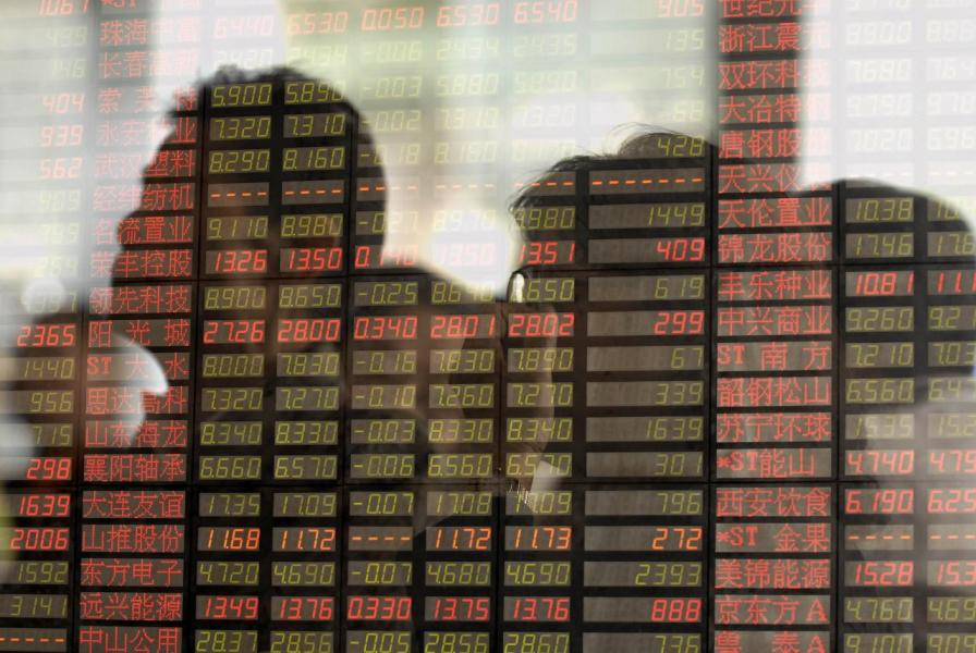 上證跌穿3,000點關口後反彈乏力,恒指亦跟隨走低,並一度失守28,000關口。 上證跌穿3,000點關口後反彈乏力,恒指亦跟隨走低,並一度失守28,000關口。