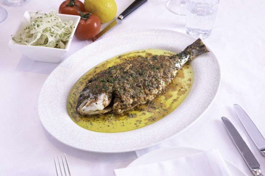 Whole Sea Bream Baked in Papillote with Lemon, Herbs and Olive Oil:大廚利用密封羊皮紙袋內的蒸氣將份量十足的鯛魚蒸至剛熟,魚肉充滿香草和檸檬的香氣,再伴以香炒西蘭花,讓鯛魚的鮮味更突出。 Whole Sea Bream Baked in Papillote with Lemon, Herbs and Olive Oil:大廚利用密封羊皮紙袋內的蒸氣將份量十足的鯛魚蒸至剛熟,魚肉充滿香草和檸檬的香氣,再伴以香炒西蘭花,讓鯛魚的鮮味更突出。