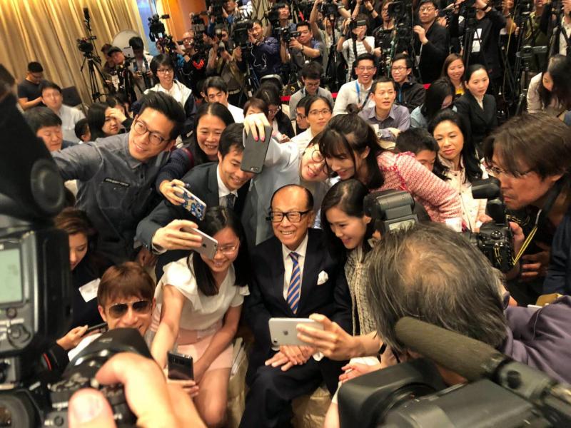 李嘉誠宣佈退休後與在場傳媒合照。 李嘉誠宣佈退休後與在場傳媒合照。