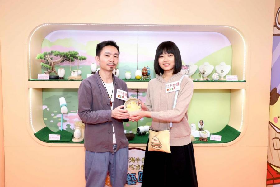 上海蛋藝設計達人施申炳老師和台灣人氣90後女生插畫家洪宇晴合作,將中台兩地兩代藝術作品首次帶到香港。 上海蛋藝設計達人施申炳老師和台灣人氣90後女生插畫家洪宇晴合作,將中台兩地兩代藝術作品首次帶到香港。