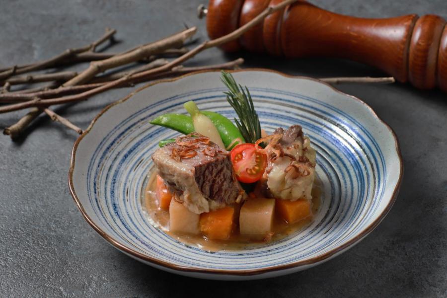 傳統家庭菜式牛肋骨鍋:牛肉炆得軟腍入味,而且入口即溶,再加上用牛肋骨熬煮而成的湯汁,令牛肉的肉味更香濃。 傳統家庭菜式牛肋骨鍋:牛肉炆得軟腍入味,而且入口即溶,再加上用牛肋骨熬煮而成的湯汁,令牛肉的肉味更香濃。