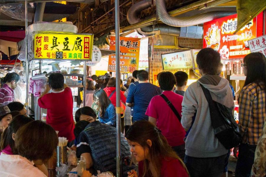 饒河觀光夜市與新建的商場產生共榮效應。 饒河觀光夜市與新建的商場產生共榮效應。